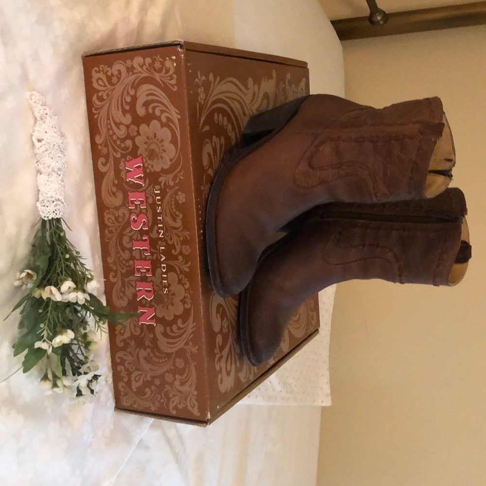 Justin Ladies Western brown leather ankle boots.
